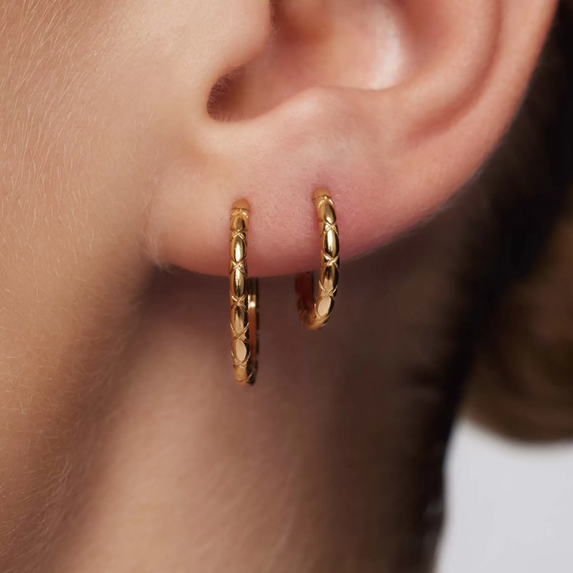 Eline Rosina Oorbellen^Essential Snake Huggies (L) Gold Plated Sterling Zilver